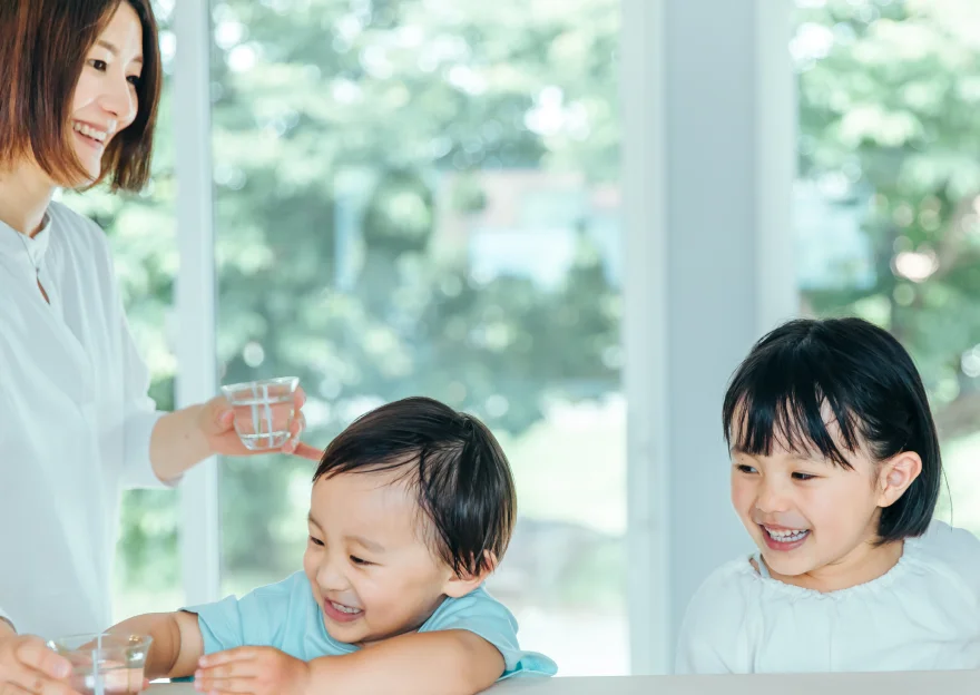 家族で水を楽しむ様子